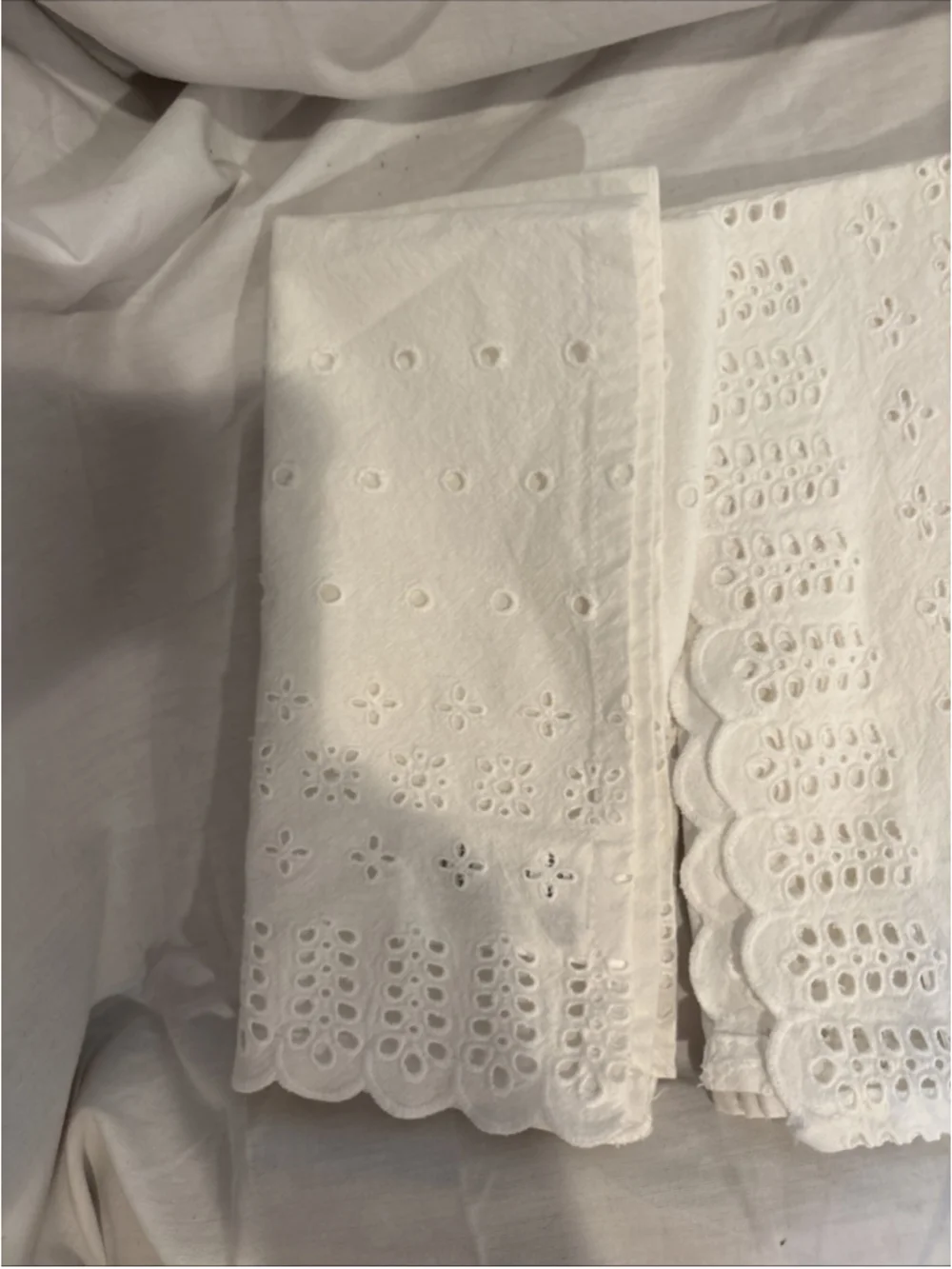 Pioneer Woman White 100% Cloth Napkins (4).  1050